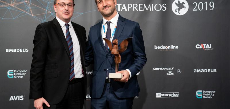 Premio GEBTA 2019 a la Iniciativa para ISGlobal/Hospital Clínic, entregado por Mikel Goienetxe, consejero de GEBTA España y director general de Viajes Eroski, y recogido por José Muñoz, jefe de sección de Enfermedades Tropicales del Hospital Clínic.
